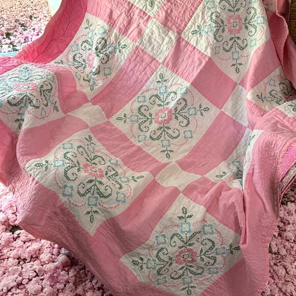 Vintage Handmade Quilt-Pink Shades w/Floral Embroidery 55" x 68" No Stains/Holes - Picture 1 of 10